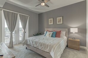 3 bedrooms, iron/ironing board, WiFi, bed sheets - Chic 3BDR for 6 with Pool & Hot Tub, Overlooks Marina (Horseshoe Bay)
