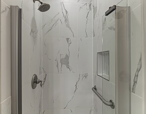 Douche, sĂšche-cheveux, serviettes fournies, shampoing