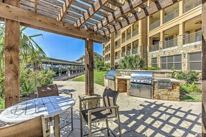 Outdoor dining - Chic 3BDR for 6 with Pool & Hot Tub, Overlooks Marina (Horseshoe Bay)