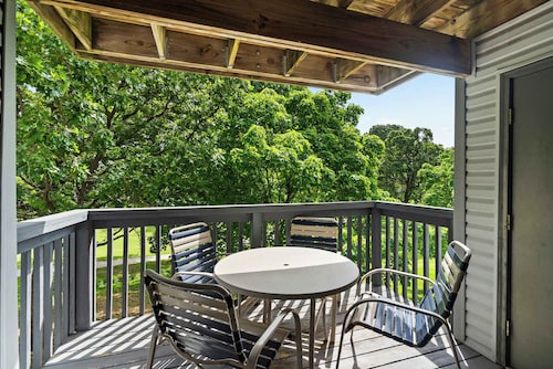 Ron's Retreat - Stay for 6 with Resort Amenities