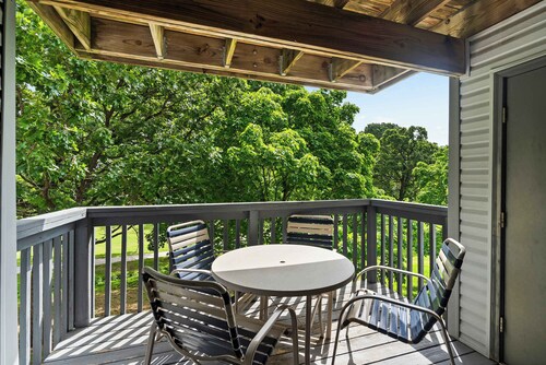 Ron's Retreat - Stay for 6 with Resort Amenities