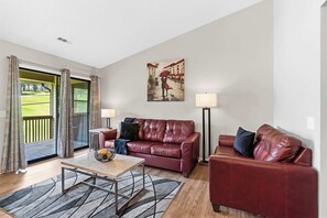 TV, fireplace, offices - Quittin' Time - Stay for 6 with Golf Course Views & Resort Amenities (Branson)