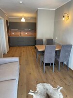 Apartamento, sacada | Área de estar | Smart TV 32 polegadas com canais a cabo