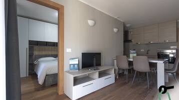 Leilighet, balkong | Oppholdsområde | En 32-tommers smart-TV med kabel-kanaler