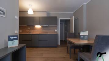 Leilighet, balkong | Eget kjøkken | Spisebord