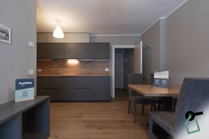 Lejlighed - balkon | Privat køkken | Spisebord