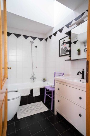 Bruser, hårtørrer, bidet, håndklæder