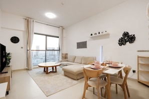 TV - Livbnb - 1B Sunset View Near Community Circle Park (Dubai)