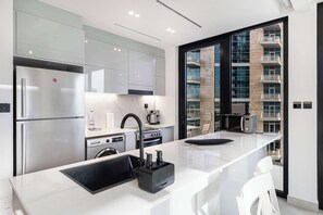 Fridge, oven, stovetop, coffee/tea maker