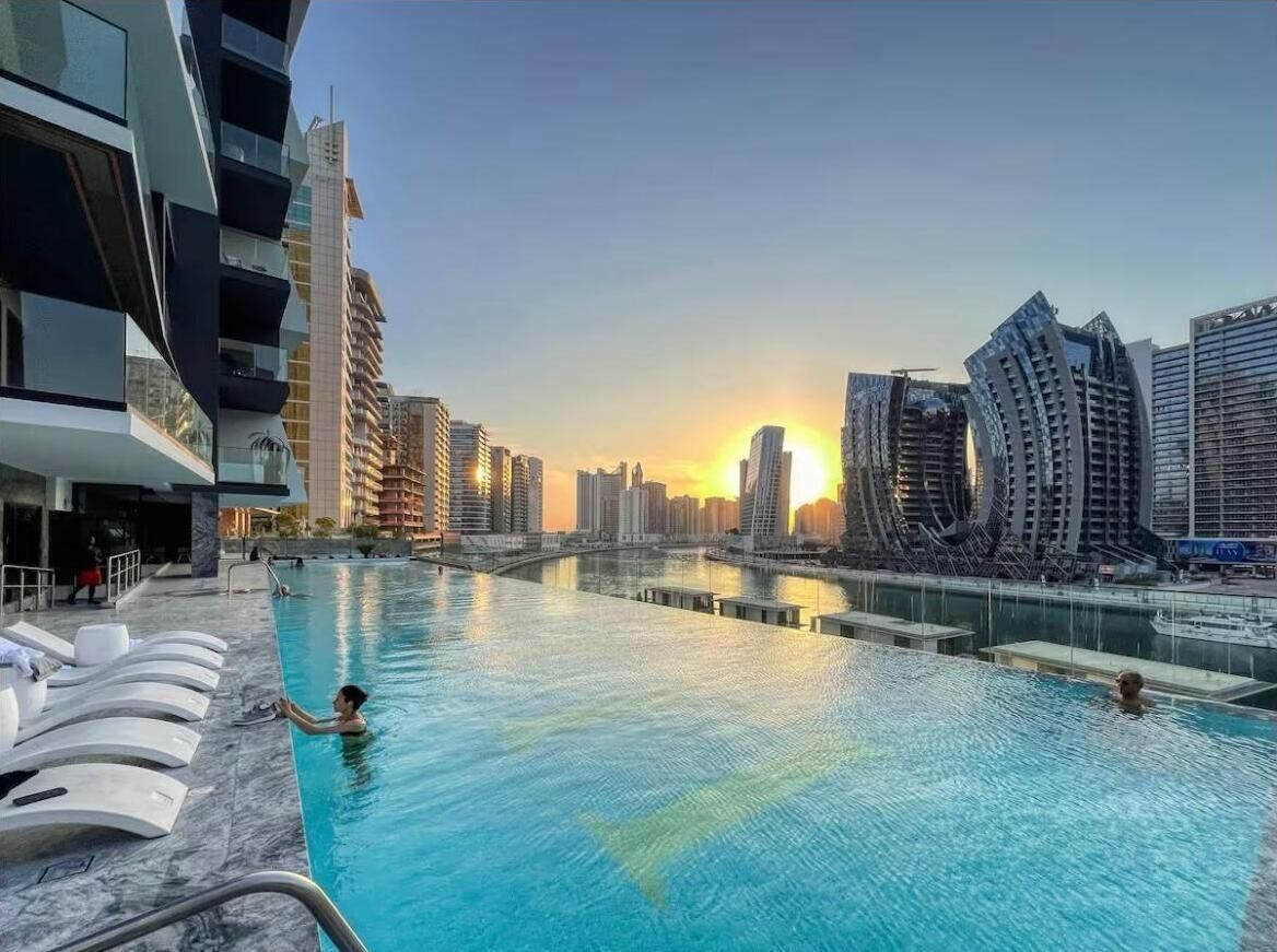 Una piscina con sullo sfondo lo skyline della città.