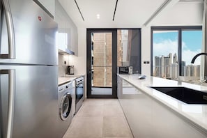 Fridge, oven, stovetop, coffee/tea maker
