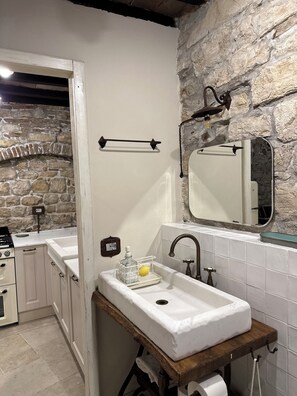 Regadera, secadora de cabello, bidet, toallas