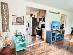 Mikrobølgeovn, ovn, kokeplater og oppvaskmaskin