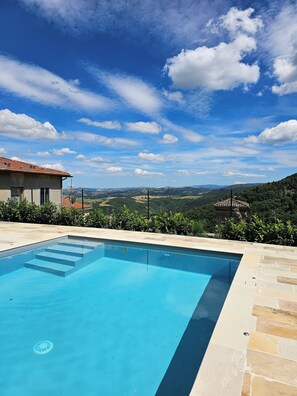 Seasonal outdoor pool, pool umbrellas, pool loungers - Rocca Contrada relais (Arcevia)