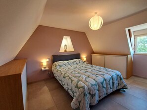 3 bedrooms, iron/ironing board, travel crib, bed sheets