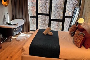 2 bedrooms, desk, iron/ironing board, free WiFi - Rooftop Retreat | Historic views | Private Parking (Manchester)