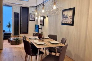 Dining - Rooftop Retreat | Historic views | Private Parking (Manchester)