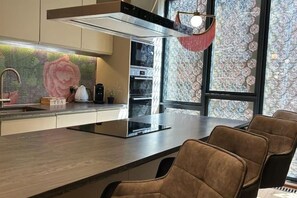 Kühlschrank, Mikrowelle, Ofen, Herdplatte