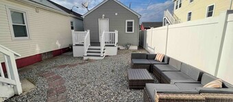 Charming 2-bedroom cottage and courtyard with WiFi, AC in Seaside Heights