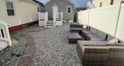 Charming 2-bedroom cottage and courtyard with WiFi, AC in Seaside Heights
