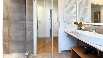 Haartrockner, Handtücher, Toilettenpapier