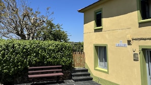Un bâtiment sur lequel on peut lire l’inscription « CABALEIRO », avec un banc devant.