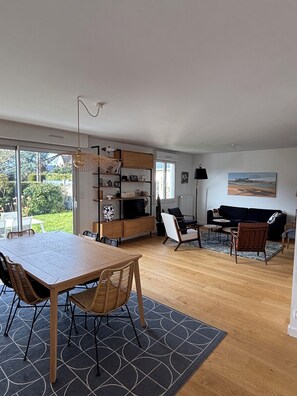 TV - St Briac sur Mer, Beautifully renovated vacation home (Saint-Briac-sur-Mer)