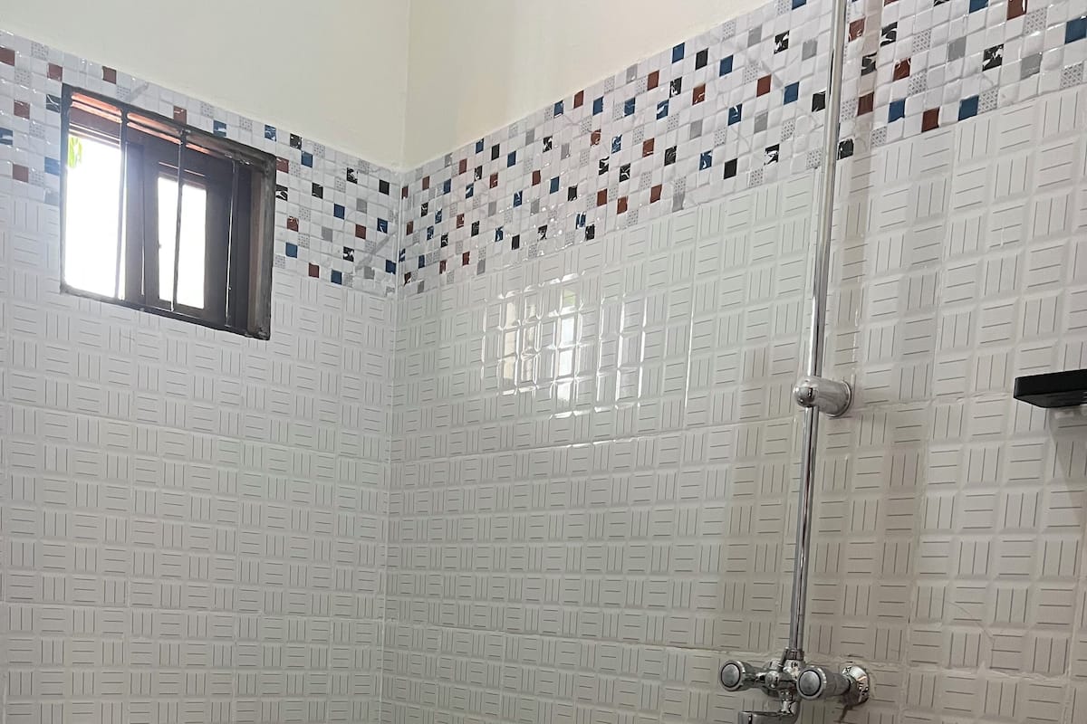 Standard Quadruple Room | Bathroom | Towels, soap, toilet paper