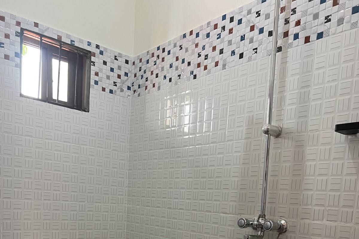 Standard Quadruple Room | Bathroom | Towels, soap, toilet paper