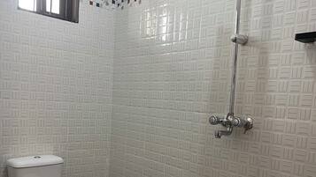 Standard Quadruple Room | Bathroom | Towels, soap, toilet paper