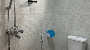 Handuk, sabun,  dan tisu toilet