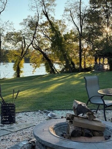 Secluded Waterfront Retreat 2 bed 1 1/2 baths private guest house w Pool & Beach