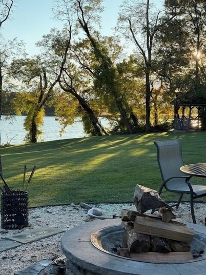 Secluded Waterfront Retreat 2 bed 1 1/2 baths private guest house w Pool & Beach