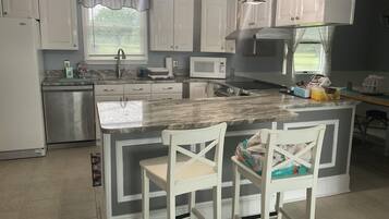 雪櫃、微波爐、焗爐、爐具