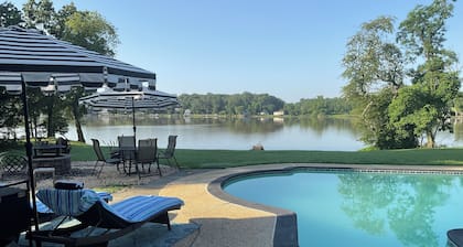 Secluded Waterfront Retreat 2 bed 1 1/2 baths private guest house w Pool & Beach