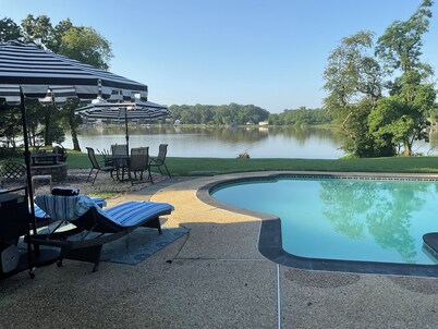 Secluded Waterfront Retreat 2 bed 1 1/2 baths private guest house w Pool & Beach