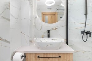 Dusche, Haartrockner, Handtücher, Shampoo