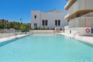 Una piscina al aire libre