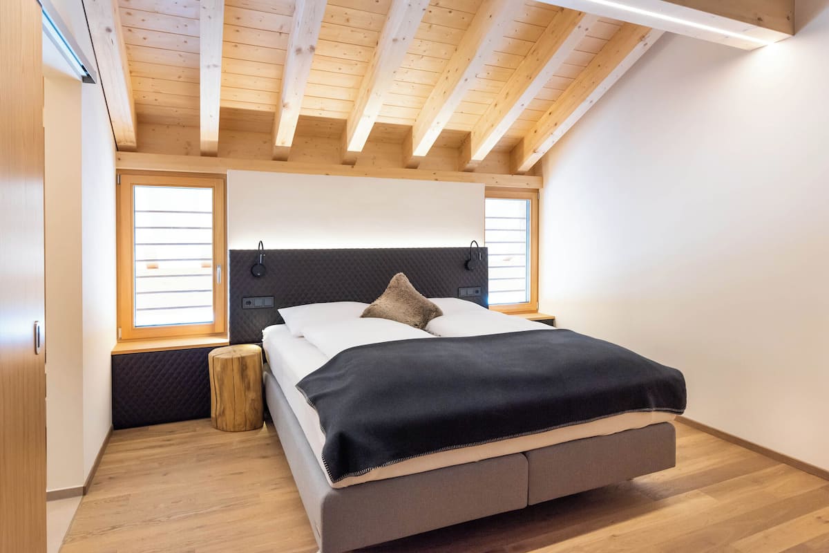 Apartment, 2 Bedrooms, Balcony, Mountain View