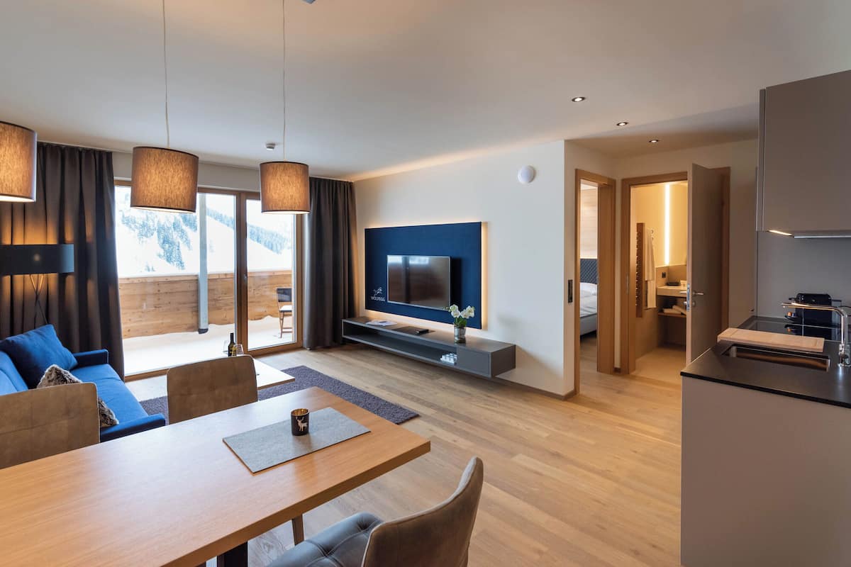 Apartment, Balcony, Mountain View | Living area