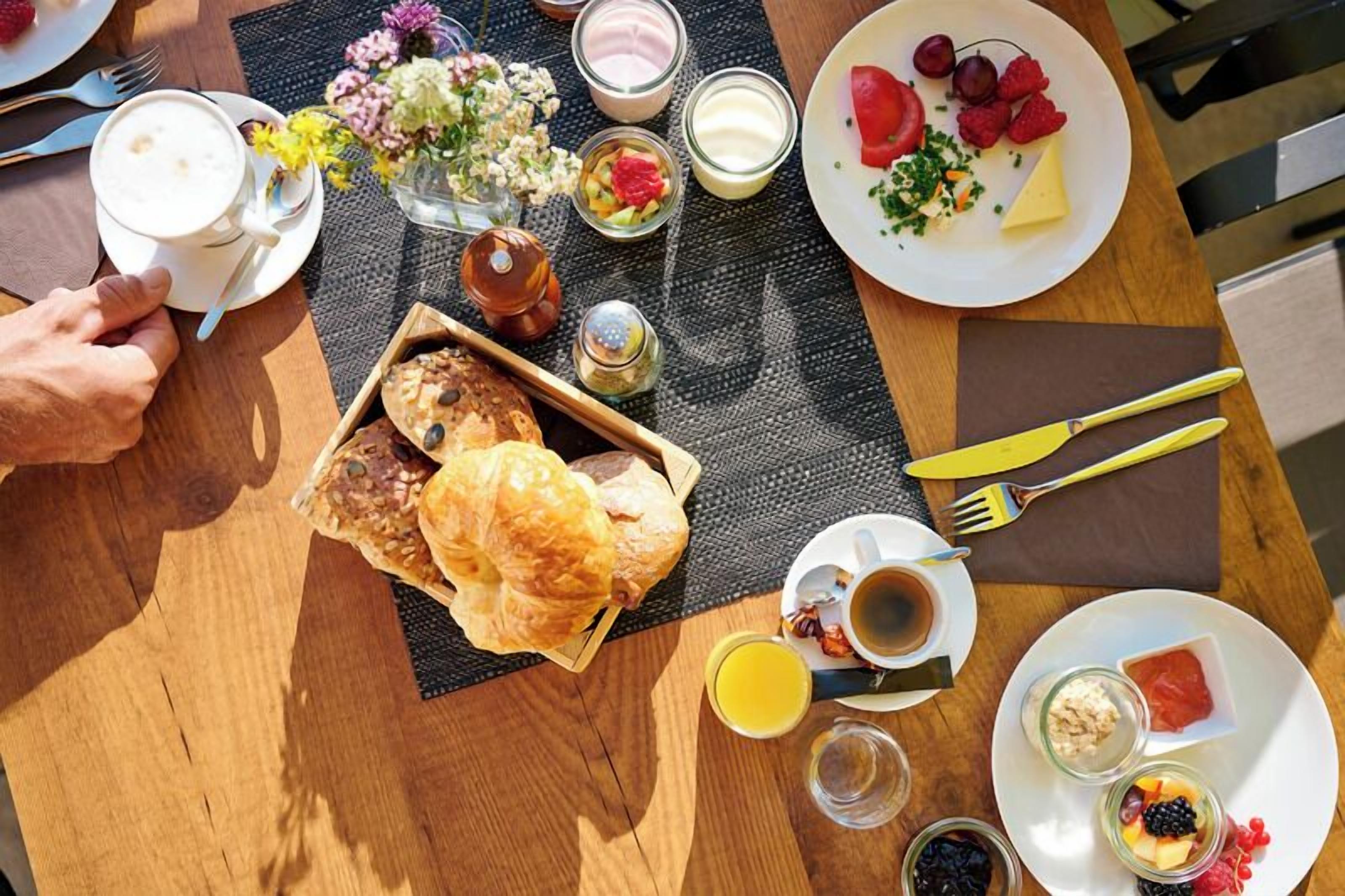 อาหารเช้าแบบบุฟเฟ่ต์ทุกวัน (EUR 20 ต่อคน)