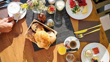 Se ofrece un desayuno bufé (20 EUR por persona)