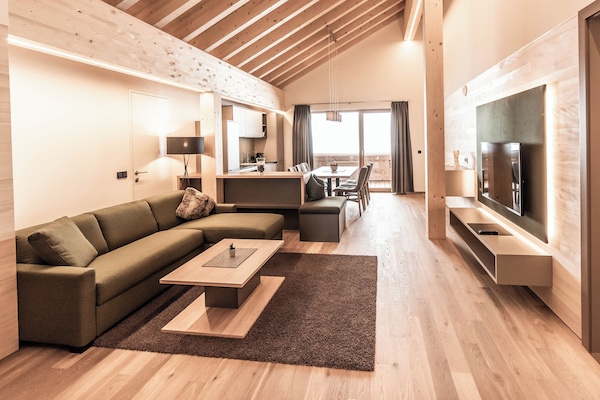 Apartment, 2 Bedrooms, Balcony, Mountain View | Living area
