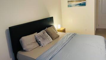 1 dormitorio, caja fuerte, escritorio y tabla de planchar con plancha