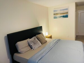 1 bedroom, in-room safe, desk, iron/ironing board - Cozy Room in a Fine House, 10 mins away from the Falls (Niagara Falls)