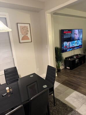 Dining - Cozy Room in a Fine House, 10 mins away from the Falls (Niagara Falls)