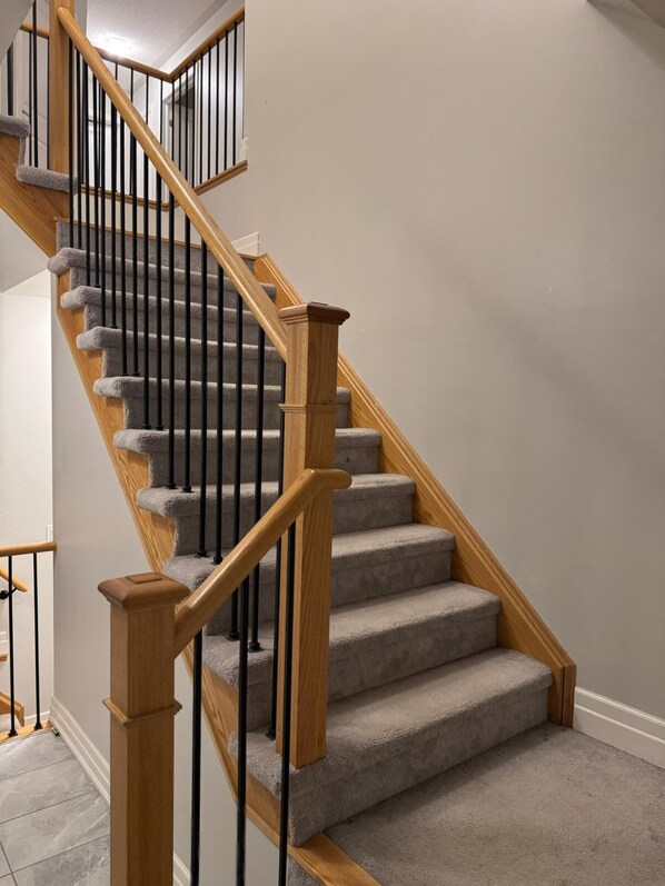 Interior - Cozy Room in a Fine House, 10 mins away from the Falls (Niagara Falls)