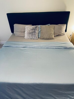 1 bedroom, in-room safe, desk, iron/ironing board - Cozy Room in a Fine House, 10 mins away from the Falls (Niagara Falls)