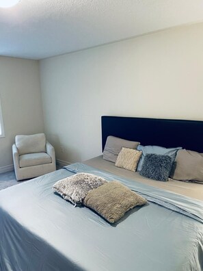 1 bedroom, in-room safe, desk, iron/ironing board - Cozy Room in a Fine House, 10 mins away from the Falls (Niagara Falls)