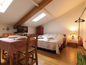 Iron/ironing board, free WiFi, bed sheets